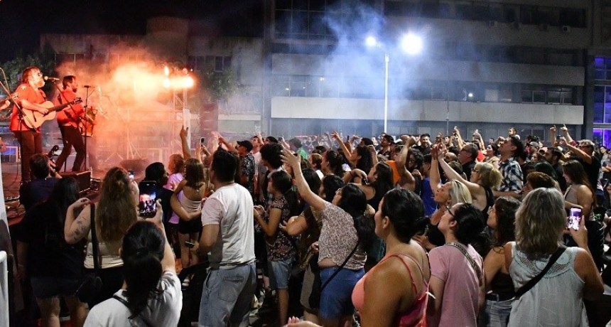 Morón: Miles de vecinos y vecinas disfrutaron de Los Tabaleros en la Plaza de la Cultura