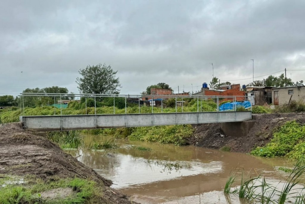 Luján: El Municipio instala un nuevo puente peatonal en Padre Varela