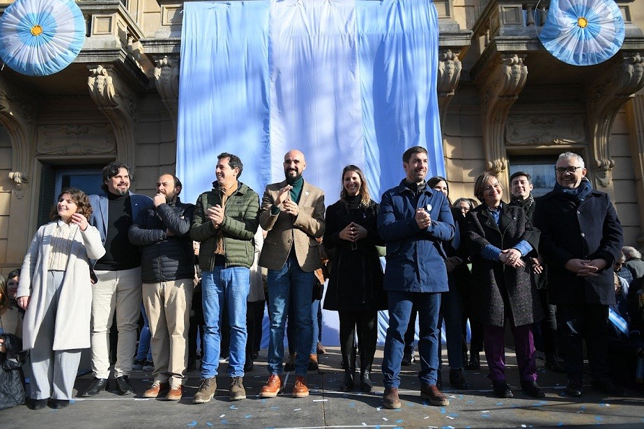 Mercedes: El Intendente Ustarroz encabezó multitudinaria promesa a la bandera
