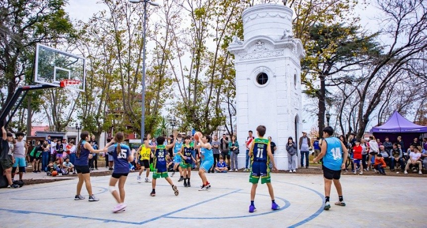 Campana: El Intendente inauguró la nueva cancha de basquet en Plaza Italia