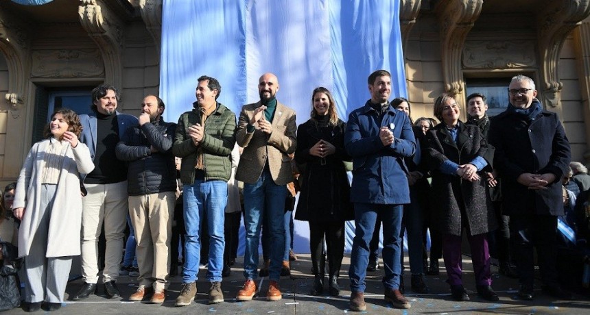 Mercedes: El Intendente Ustarroz encabezó multitudinaria promesa a la bandera