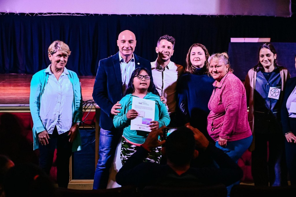 Escobar TEAcompaña: 170 vecinos recibieron su credencial azul para atención prioritaria en dependencias municipales
