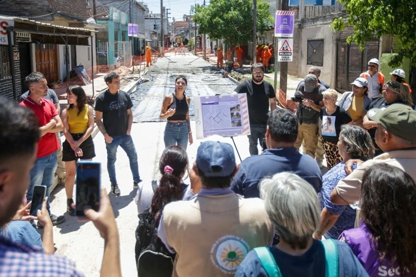 Quilmes: Mayra Mendoza recorrió la obra de pavimentación e iluminación de Villa Itatí