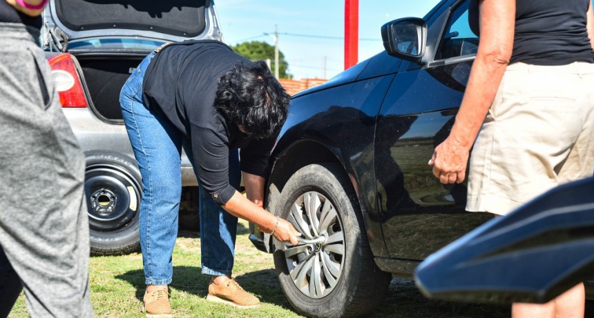 Lezama: Se realizó un Taller para aprender a cambiar los neumáticos